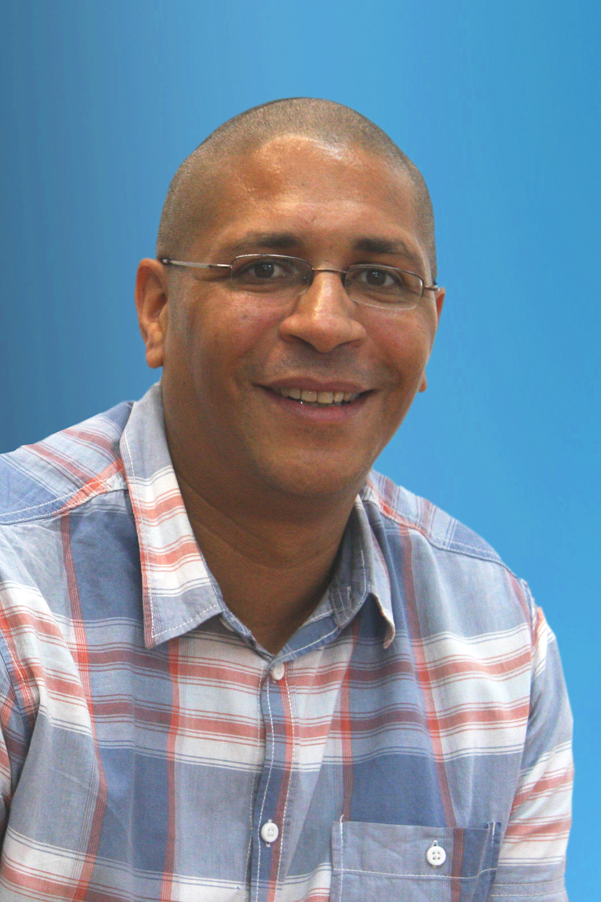 Foto von einer Mitarbeiter von KARAWANE vor einem blauen Hintergrund